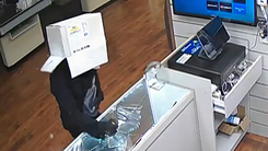 Bắt người đàn ông đội thùng giấy, phá tủ kính trộm hàng chục iPhone