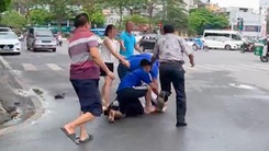 Camera ghi hình phóng viên bị đánh tới tấp khi đang tác nghiệp ở Hà Nội