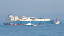 Cận cảnh tàu chở 70.000 tấn LNG cập cảng Bà Rịa - Vũng Tàu