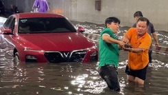 Mưa lớn ở Biên Hòa, ô tô chết máy chờ cứu hộ trong hầm chui Tân Phong