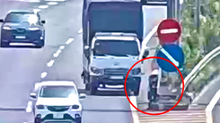 Camera ghi hình tài xế xe tải bỏ trốn sau khi tông chết người phụ nữ đi bộ