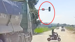 Xe tải vượt đèn đỏ, suýt tông trúng người chạy xe máy ở Nghệ An