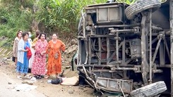 Vụ lật xe chở 23 khách trên đèo ở Khánh Hòa, nạn nhân thứ 4 là người Trung Quốc tử vong