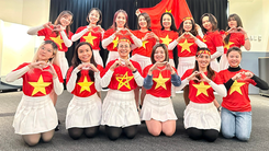 Kiều bào New Zealand múa cổ động đội tuyển nữ Việt Nam tại World Cup