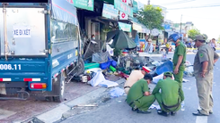 Xe tải tông vào tiệm tạp hóa ở Quảng Ngãi, 2 người thiệt mạng