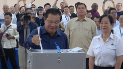Hình ảnh gia đình Thủ tướng Campuchia Hun Sen đi bầu cử