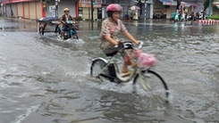 Đường phố Rạch Giá nước ngập lênh láng, tàu cao tốc đi Phú Quốc ngưng chạy do thời tiết xấu