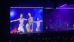 4 cô gái BlackPink lần lượt hát solo, khán giả hát theo bằng cả tiếng Việt