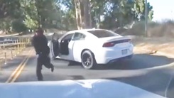 Bị nhóm cướp chặn đường chĩa súng, nữ tài xế ô tô đánh lái chạy thoát