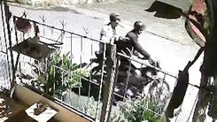 Camera ghi cảnh hai thanh niên đi xe máy bắn trộm chó nhà dân
