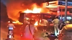 Xe buýt bốc cháy dữ dội tại cây xăng ở Hà Nội