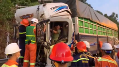 Cảnh sát cứu tài xế mắc kẹt trong cabin xe tải sau tai nạn ở Đà Nẵng