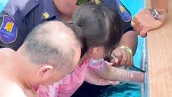 Ba giờ giải cứu bé gái bị kẹt tay trong ống thoát nước bể bơi