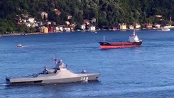 Hình ảnh tàu hàng bị Nga bắn cảnh cáo trên Biển Đen
