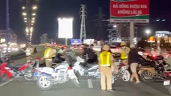 40 'quái xế' tụ tập đua xe bị CSGT chặn bắt ở cầu Sài Gòn