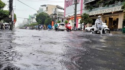 Đường phố Long Xuyên ngập nặng sau cơn mưa lớn