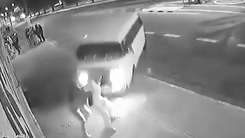Camera ghi cảnh xe tải mất lái tông chết thai phụ 18 tuổi đang đi bộ trên vỉa hè