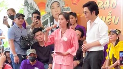 Con gái Vũ Linh hát trong lễ tưởng niệm ba nhân lễ Vu Lan