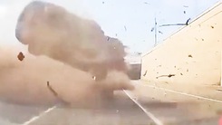 Camera ghi cảnh ô tô tông dải phân cách, bay trúng hai xe khác