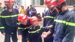 Cậu bé mang bệnh hiểm nghèo trọn vẹn ước mơ làm lính cứu hỏa