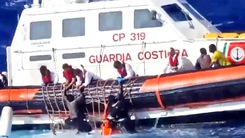 Ý giải cứu hàng chục người di cư bị đắm thuyền ngoài khơi