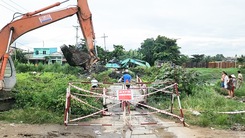 Cây trôi kéo sập cầu Lò Đường ở quận Bình Tân