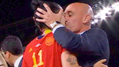 Ông Rubiales từ chức chủ tịch Liên đoàn Bóng đá Tây Ban Nha vì nụ hôn gây 'bão'