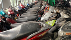 Lý do hàng trăm xe máy bị ‘bỏ quên’ ở bến xe, sân bay