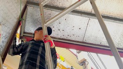 Tháo dỡ 'chuồng cọp' tại chung cư mini sai phép của ông Nghiêm Quang Minh ở quận Tây Hồ