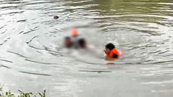 Công an cứu thanh niên bị đuối nước trên kênh Tàu Hủ ở quận 5