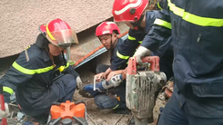 Cận cảnh cứu hộ cắt bê tông, đưa người bị nạn khỏi căn nhà sập ở Bình Thạnh