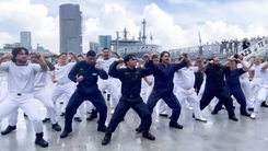 Xem thuỷ thủ tàu hải quân New Zealand nhảy điệu haka khi cập cảng Sài Gòn