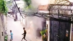 Camera quay cảnh hai người kịp chạy thoát khi căn nhà ở Bình Thạnh đổ sập