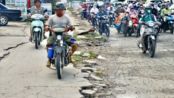 Cận cảnh đường Nguyễn Văn Linh xuống cấp, chậm sửa