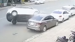 Ô tô lật nhào sau khi tông đuôi xe khác đang đậu bên đường