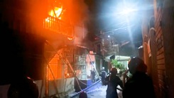 Cứu 6 người mắc kẹt trong ngôi nhà bốc cháy ở Đà Nẵng