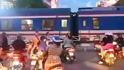 TP.HCM: đoàn tàu lửa chắn ngang đường Nguyễn Văn Trỗi do một người bị tàu tông chết