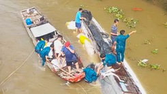 Chìm 23 tấn gạo do lật ghe ở Vĩnh Long