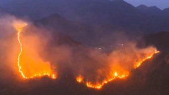Flycam vụ cháy trên núi Cô Tiên ở Nha Trang, cứu hộ 25 người cắm trại qua đêm trên đỉnh núi