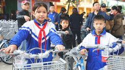 200 suất học bổng đến tay các em học sinh nghèo vượt khó tại Tuyên Quang