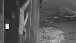 Camera quay cảnh thanh niên cột cửa từng phòng trọ, trộm xe lúc rạng sáng
