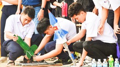 Học sinh thích thú thi bắn tên lửa nước ở Nha Trang