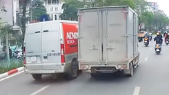 Thông tin ban đầu vụ hai ô tô rượt đuổi, chèn ép nhau trên phố Hà Nội