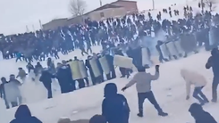 Video người biểu tình ở Nga tấn công cảnh sát chống bạo động