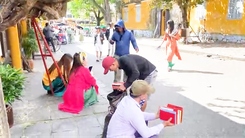 Người bán hàng rong tràn vào phố cổ Hội An đeo bám, làm phiền du khách
