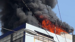 Cháy ngùn ngụt tại sân thượng tòa nhà cao tầng ở Gò Vấp