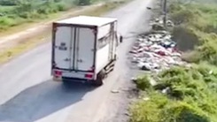 Camera ghi cảnh xe tải đổ trộm rác thải trên đường ở Bình Chánh