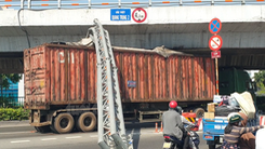 Container kéo sập thanh giới hạn chiều cao cầu vượt Quang Trung, ngã đập trúng xe buýt