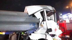 15 cọc bê tông dồn bẹp cabin xe container, tài xế mắc kẹt chờ giải cứu