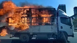 Tài xế lao xe tải đang cháy ngùn ngụt vào sở cứu hỏa